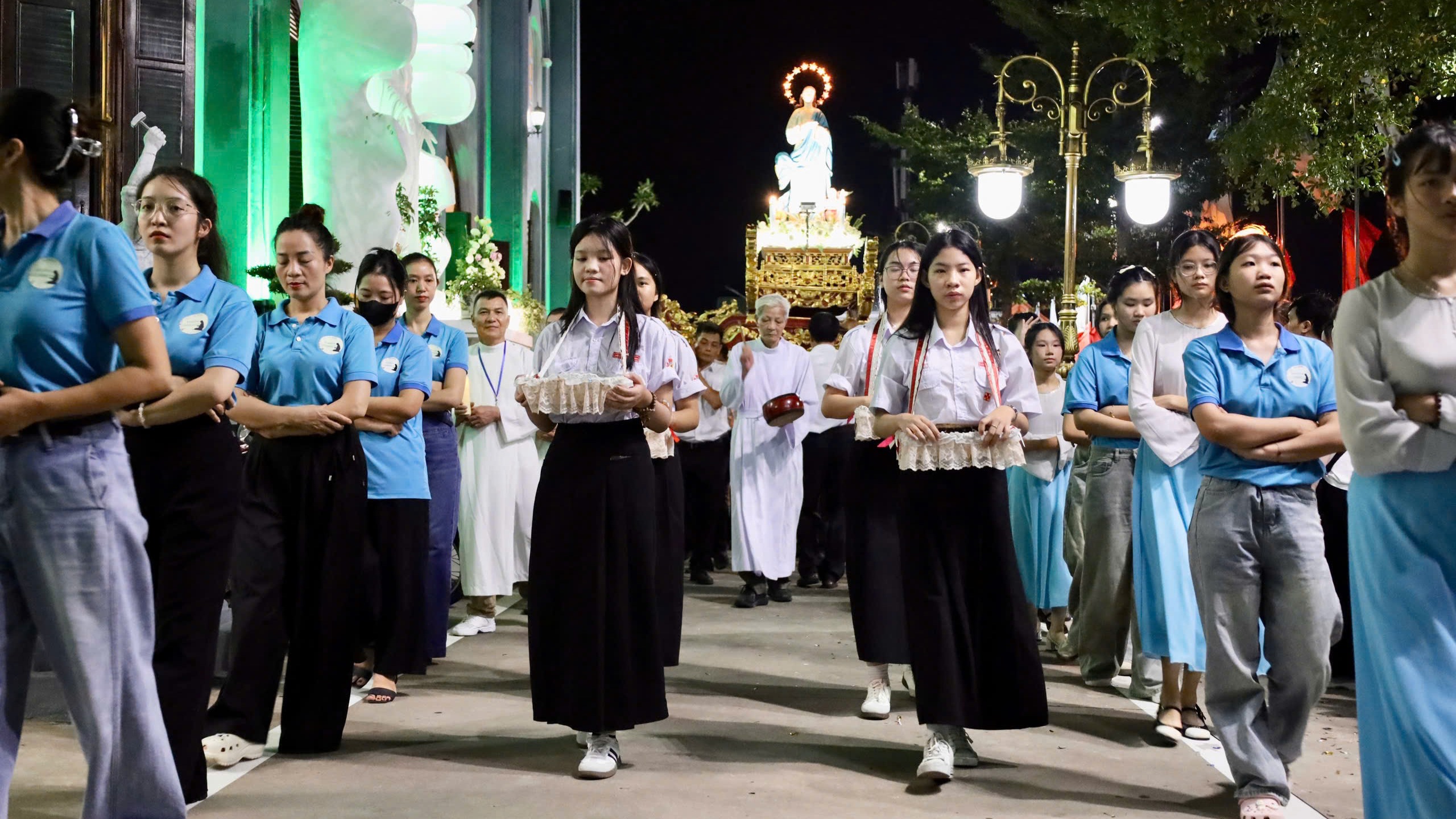 Ca đoàn Phủ xứ Hòn Gai mừng Quan thầy